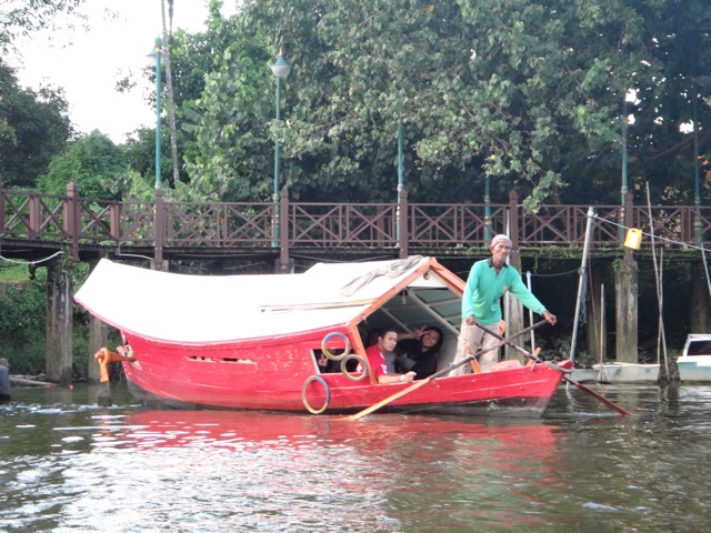 Traversée de la rivière a Kuching