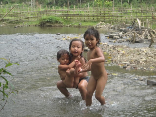 Les enfants jouent dans la rivi&amp;#232;re