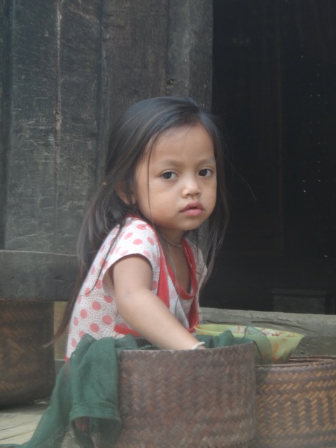 Petite fille du village qui mange son riz