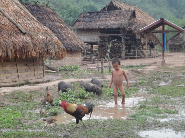 Enfant jouant dans les flaques d'eau