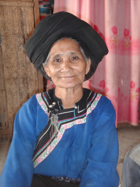 Une femme Lolo en costume traditionnel