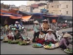 Hanoi : les vendeuses de fruits