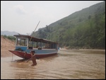 Les bateaux qui naviguent sur le fleuve