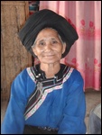 Une femme Lolo en costume traditionnel