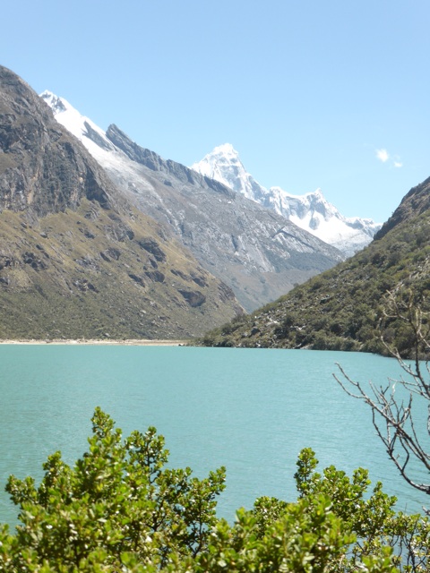 Le lac et au fond, les sommets d'où l'on vien