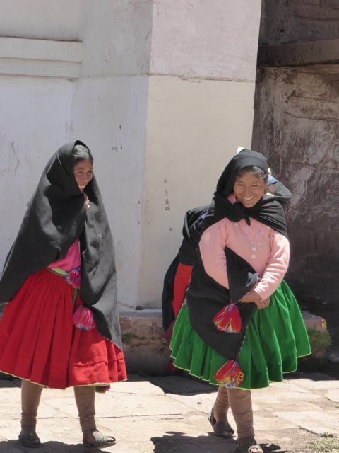 Deux femmes qui sortent de l'église.