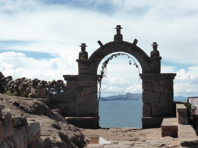 Il y a de nombreuses portes en pierres