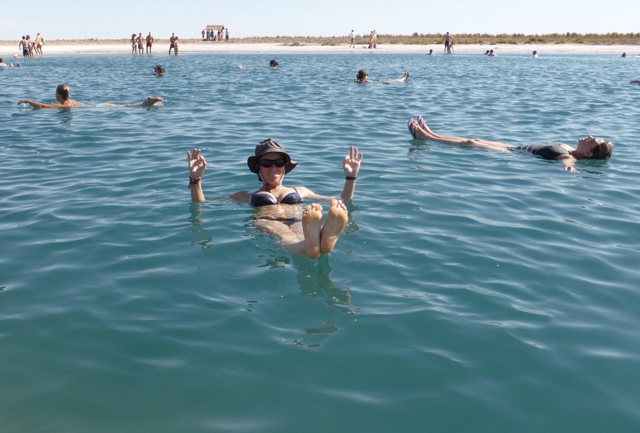 Flottant dans un lac salé