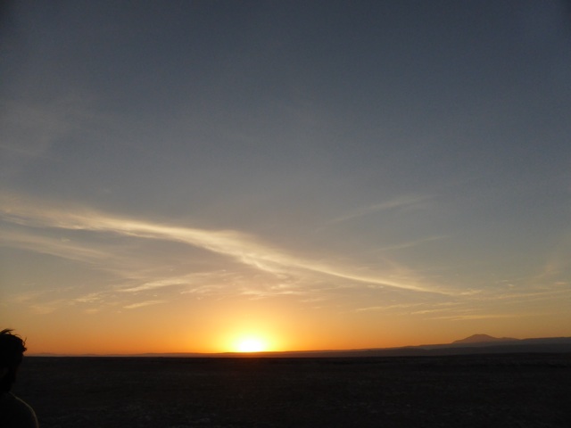 On admire le coucher de soleil en buvant un Pisco