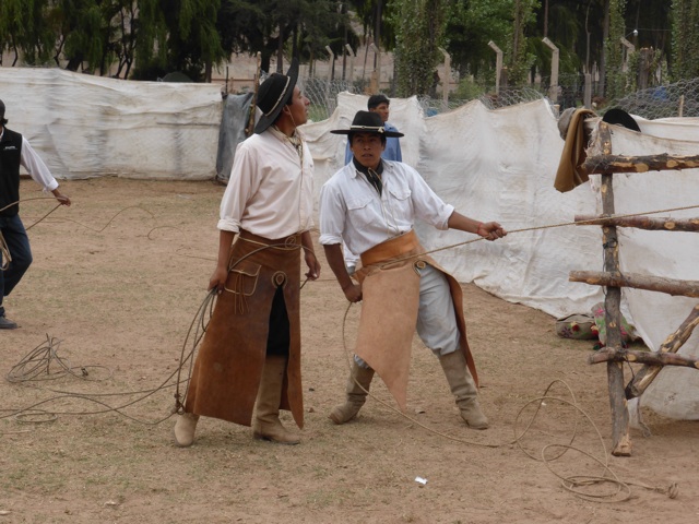 Gauchos dans une posture bizarre.