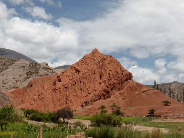 Juste derrière le village