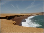 Une plage de sable rouge