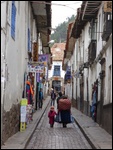 Une ruelle commerçante près de la place