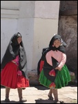 Deux femmes qui sortent de l'église.